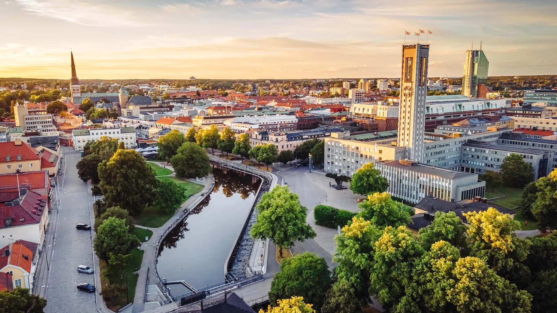 Västerås stadshus och Svartån från ovan i kvällssol